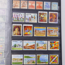 Lot massif de timbres du monde neufs et oblitérés en 10 albums.