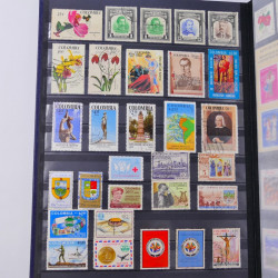 Lot massif de timbres du monde neufs et oblitérés en 10 albums.