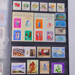 Lot massif de timbres du monde neufs et oblitérés en 10 albums.