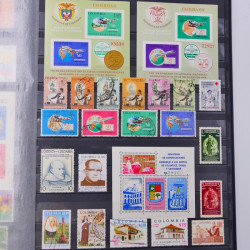 Lot massif de timbres du monde neufs et oblitérés en 10 albums.