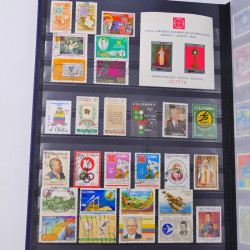Lot massif de timbres du monde neufs et oblitérés en 10 albums.