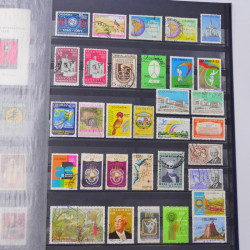 Lot massif de timbres du monde neufs et oblitérés en 10 albums.