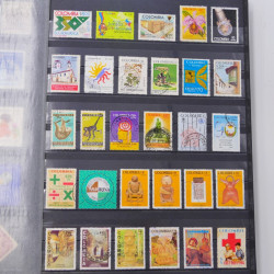 Lot massif de timbres du monde neufs et oblitérés en 10 albums.