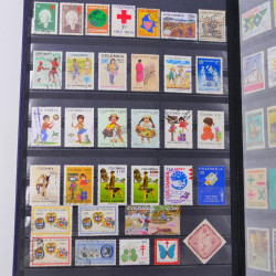 Lot massif de timbres du monde neufs et oblitérés en 10 albums.