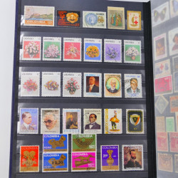Lot massif de timbres du monde neufs et oblitérés en 10 albums.