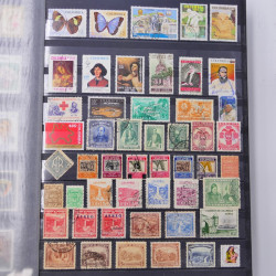 Lot massif de timbres du monde neufs et oblitérés en 10 albums.