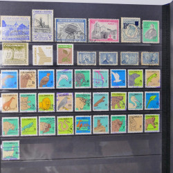 Lot massif de timbres du monde neufs et oblitérés en 10 albums.