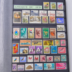Lot massif de timbres du monde neufs et oblitérés en 10 albums.