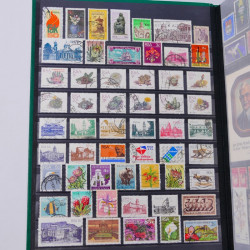Lot massif de timbres du monde neufs et oblitérés en 10 albums.