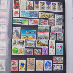 Lot massif de timbres du monde neufs et oblitérés en 10 albums.