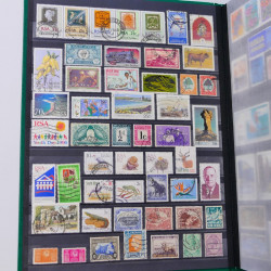 Lot massif de timbres du monde neufs et oblitérés en 10 albums.