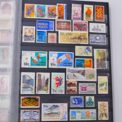 Lot massif de timbres du monde neufs et oblitérés en 10 albums.