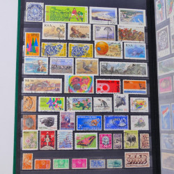 Lot massif de timbres du monde neufs et oblitérés en 10 albums.