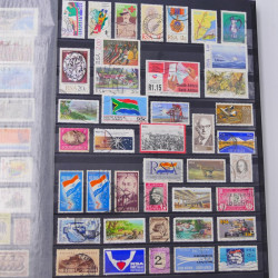 Lot massif de timbres du monde neufs et oblitérés en 10 albums.