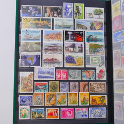 Lot massif de timbres du monde neufs et oblitérés en 10 albums.