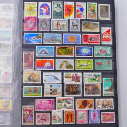 Lot massif de timbres du monde neufs et oblitérés en 10 albums.