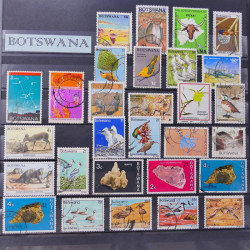 Lot massif de timbres du monde neufs et oblitérés en 10 albums.