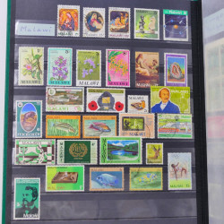 Lot massif de timbres du monde neufs et oblitérés en 10 albums.