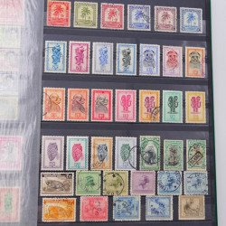 Lot massif de timbres du monde neufs et oblitérés en 10 albums.