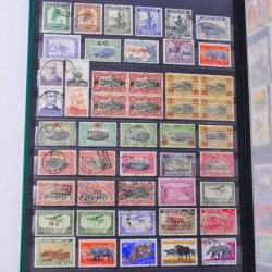 Lot massif de timbres du monde neufs et oblitérés en 10 albums.