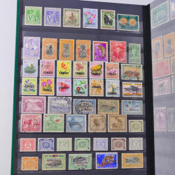 Lot massif de timbres du monde neufs et oblitérés en 10 albums.