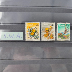 Lot massif de timbres du monde neufs et oblitérés en 10 albums.