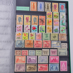 Lot massif de timbres du monde neufs et oblitérés en 10 albums.