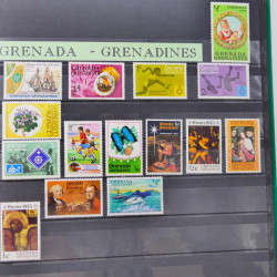 Lot massif de timbres du monde neufs et oblitérés en 10 albums.