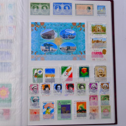 Lot massif de timbres du monde neufs et oblitérés en 10 albums.