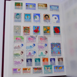 Lot massif de timbres du monde neufs et oblitérés en 10 albums.