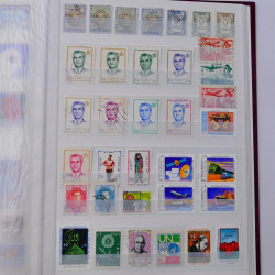 Lot massif de timbres du monde neufs et oblitérés en 10 albums.