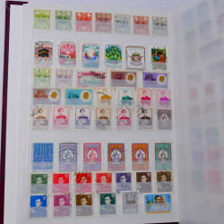 Lot massif de timbres du monde neufs et oblitérés en 10 albums.