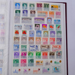 Lot massif de timbres du monde neufs et oblitérés en 10 albums.