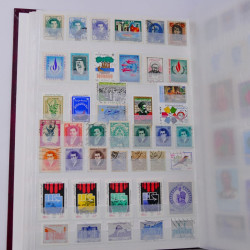 Lot massif de timbres du monde neufs et oblitérés en 10 albums.