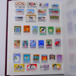 Lot massif de timbres du monde neufs et oblitérés en 10 albums.