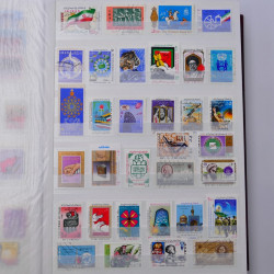 Lot massif de timbres du monde neufs et oblitérés en 10 albums.