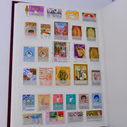 Lot massif de timbres du monde neufs et oblitérés en 10 albums.