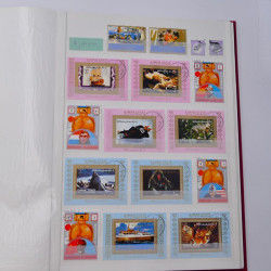 Lot massif de timbres du monde neufs et oblitérés en 10 albums.