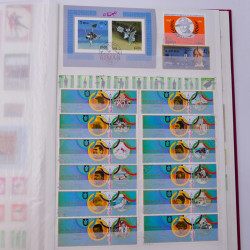 Lot massif de timbres du monde neufs et oblitérés en 10 albums.
