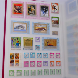 Lot massif de timbres du monde neufs et oblitérés en 10 albums.