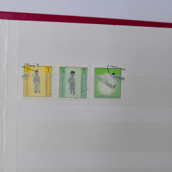 Lot massif de timbres du monde neufs et oblitérés en 10 albums.