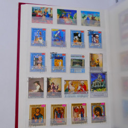 Lot massif de timbres du monde neufs et oblitérés en 10 albums.