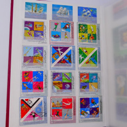 Lot massif de timbres du monde neufs et oblitérés en 10 albums.