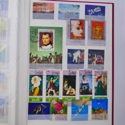 Lot massif de timbres du monde neufs et oblitérés en 10 albums.