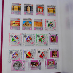 Lot massif de timbres du monde neufs et oblitérés en 10 albums.