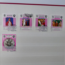 Lot massif de timbres du monde neufs et oblitérés en 10 albums.