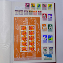 Lot massif de timbres du monde neufs et oblitérés en 10 albums.