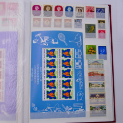 Lot massif de timbres du monde neufs et oblitérés en 10 albums.