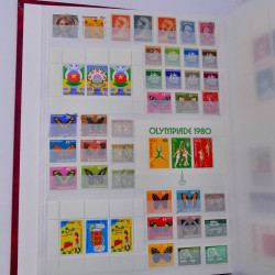 Lot massif de timbres du monde neufs et oblitérés en 10 albums.