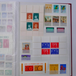 Lot massif de timbres du monde neufs et oblitérés en 10 albums.